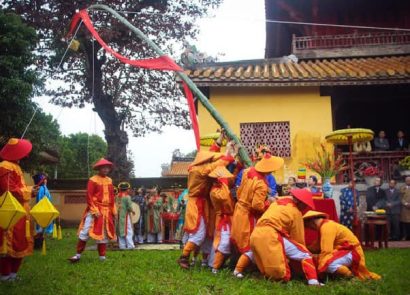 Neu-pole-erecting-ceremony